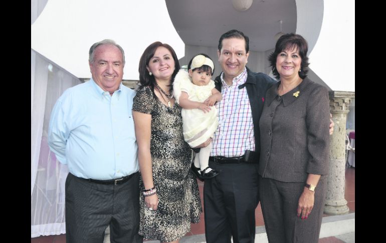 Con la festejada. Carlos Flores, Virna Flores, Carolina Espitia, Gerardo Espitia y Leticia Vaca.  /