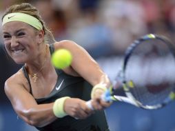 La bielorrusa Victoria Azarenka, número uno del mundo, devuelve la bola a la rusa Ksenia Pervak. EFE EFE /