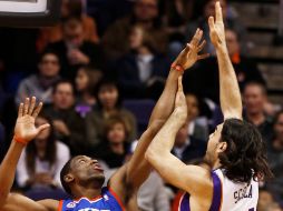 El argentino, Luis Scola (14) lanza un tiro en el partido entre los Suns y los 76ers de Filadelfia. AP AP /