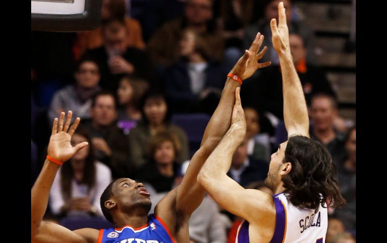 El argentino, Luis Scola (14) lanza un tiro en el partido entre los Suns y los 76ers de Filadelfia. AP AP /