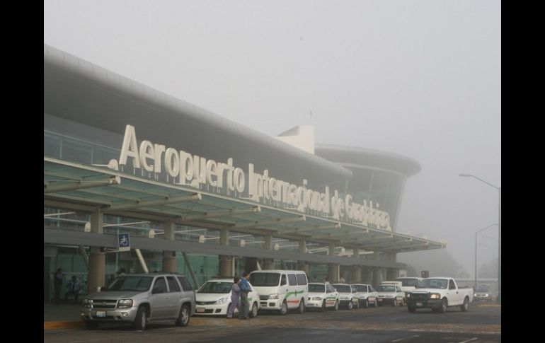 El efecto de una espesa niebla de la mañana  de hoy incidió en el cambio de horario de 26 vuelos.  EL UNIVERSAL SUN /