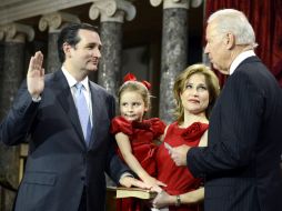 El senador republicano por Texas, Ted Cruz (i), toma juramento ante el vicepresidente de Estados Unidos, Joe Biden. EFE  /