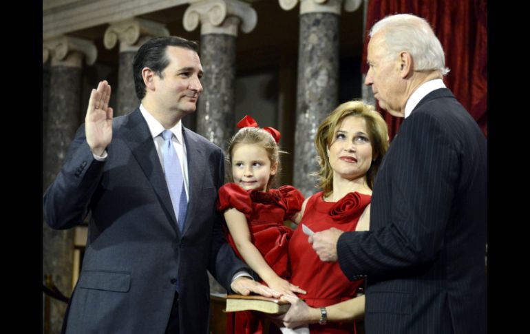 El senador republicano por Texas, Ted Cruz (i), toma juramento ante el vicepresidente de Estados Unidos, Joe Biden. EFE  /