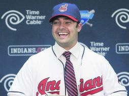 Feliz. Nick Swisher posa, mientras se pone por primera vez el uniforme que defenderá a partir de esta campaña. AP  /