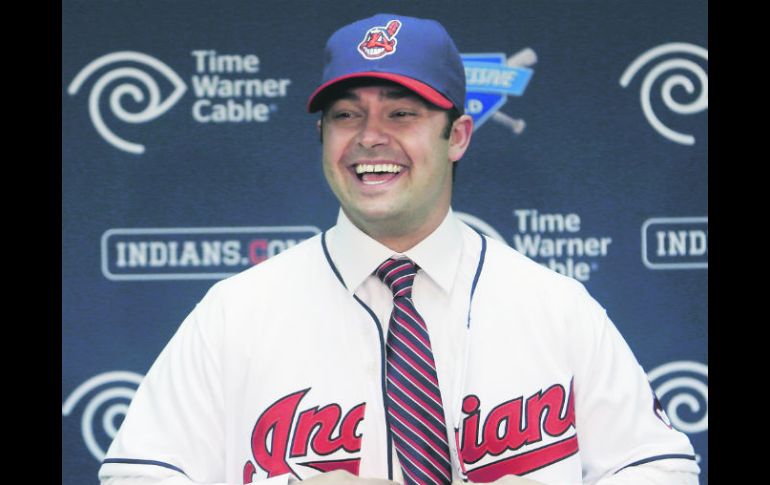 Feliz. Nick Swisher posa, mientras se pone por primera vez el uniforme que defenderá a partir de esta campaña. AP  /