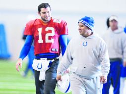 Andrew Luck (de rojo) platica con Clyde Christensen, entrenador de quarterbacks, durante la práctica del equipo. AP AP /