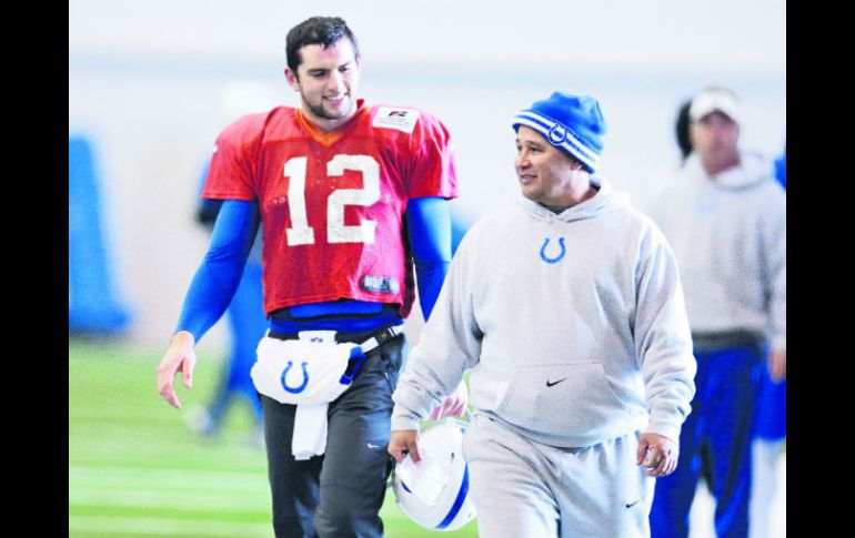 Andrew Luck (de rojo) platica con Clyde Christensen, entrenador de quarterbacks, durante la práctica del equipo. AP AP /