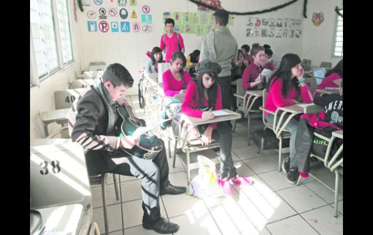 La secundaria mixta 40, de la colonia el Rosario. Tiene aulas provisionales desde hace más de cinco años, con goteras.  /