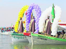 Celebración religiosa. El día culmen es el 7 de enero, cuando las figuras de los Reyes Magos recorren la Laguna de Cajititlán.  /