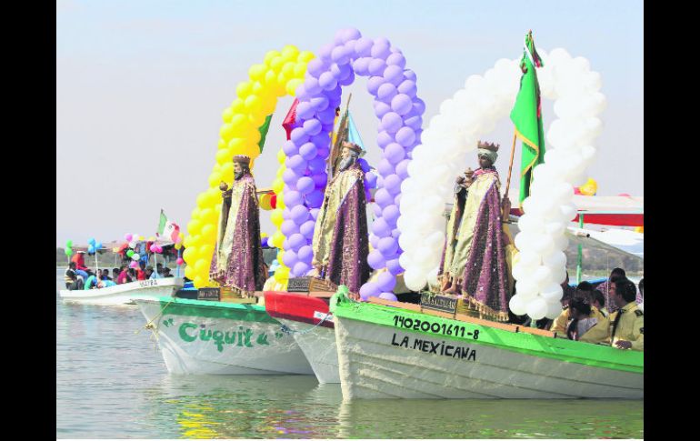 Celebración religiosa. El día culmen es el 7 de enero, cuando las figuras de los Reyes Magos recorren la Laguna de Cajititlán.  /