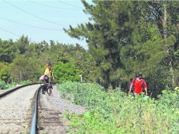 Escala en Guadalajara. Un migrante camina sobre la Avenida Inglaterra.  /