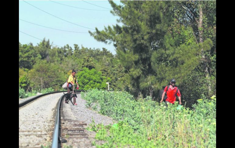 Escala en Guadalajara. Un migrante camina sobre la Avenida Inglaterra.  /