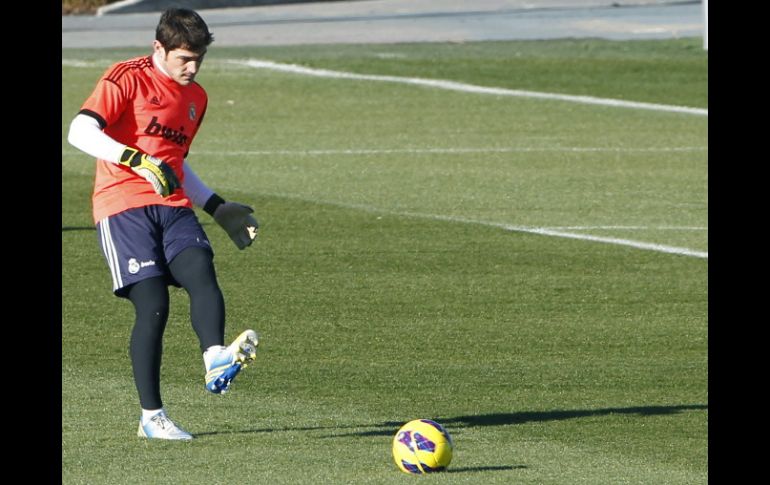 El portero del Real Madrid, Iker Casillas, durante el entrenamiento de su equipo en la Ciudad Deportiva de Valdebebas. EFE EFE /