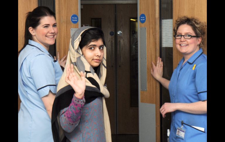 La adolescente paquistaní Malala Yousufzai (c) abandona el hospital Queen Elizabeth, en Birmingham. EFE /