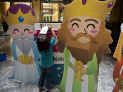 Una niña deja su carta a los Reyes Magos en la oficina central de correos del DF. AFP /