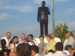 La escultura de casi dos metros de altura se encuentra en un pedestal en el ingreso norte, dando la bienvenida a los visitantes. EL INFORMADOR /