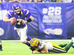 Christian Ponder es tacleado por Clay Matthews Jr. Vikingos y Empacadores chocarán de nuevo esta noche. AP /