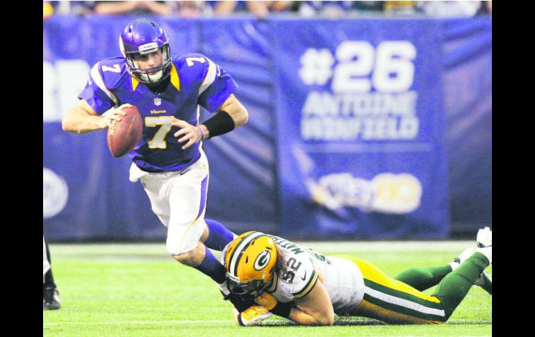 Christian Ponder es tacleado por Clay Matthews Jr. Vikingos y Empacadores chocarán de nuevo esta noche. AP /