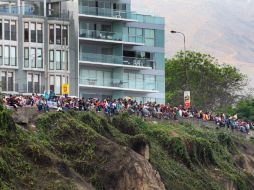 Los asistentes observan la salida simbólica del Rally Dakar. EFE /