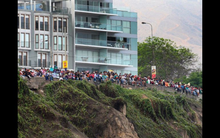 Los asistentes observan la salida simbólica del Rally Dakar. EFE /