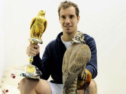 El tenista francés Richard Gasquet sostiene su trofeo luego de triunfar en Doha. EFE /