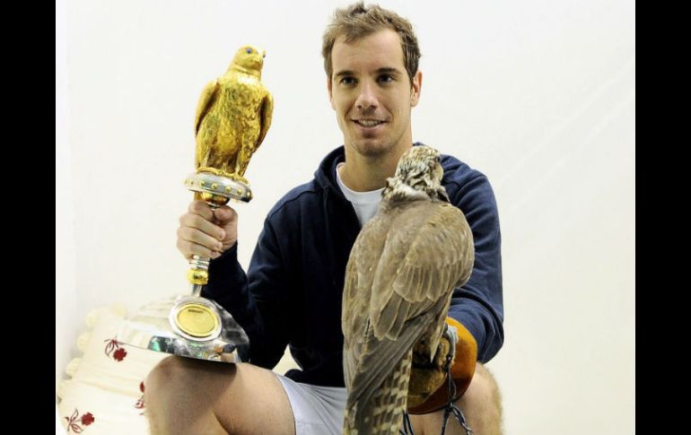 El tenista francés Richard Gasquet sostiene su trofeo luego de triunfar en Doha. EFE /