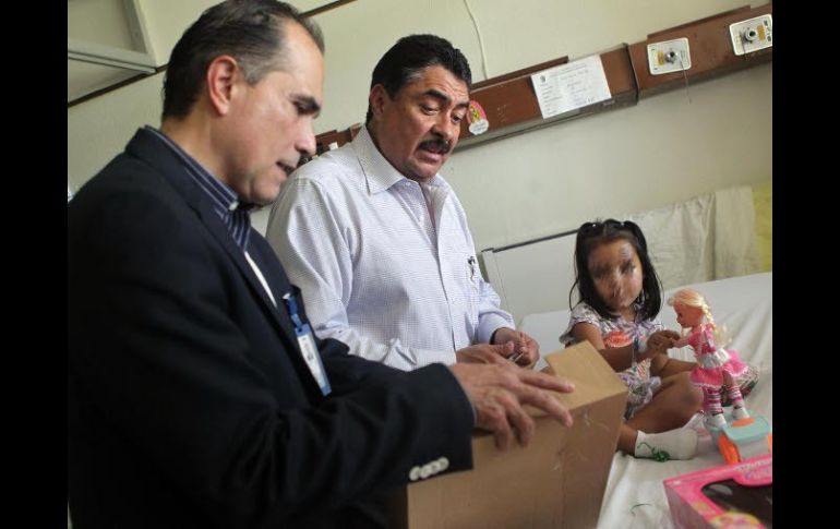 Rigoberto Navarro Ibarra, director de la unidad hospitalaria, acompañó al presidente en su recorrido.  /