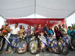 Entregaron un paquete de juguetes y una bicicleta de manera simbólica a representantes de las diversas colonias seleccionadas.  /