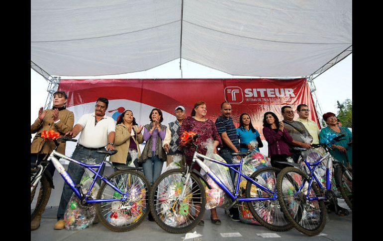 Entregaron un paquete de juguetes y una bicicleta de manera simbólica a representantes de las diversas colonias seleccionadas.  /