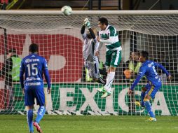 Óscar Pérez salvó a su equipo en varias ocasiones, pero también tuvo responsabilidad en el gol de Santos. MEXSPORT /