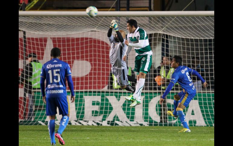 Óscar Pérez salvó a su equipo en varias ocasiones, pero también tuvo responsabilidad en el gol de Santos. MEXSPORT /