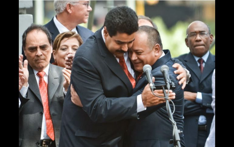 Nicolás Maduro y Diosdado Cabello se abrazan durante el inicio de las sesiones parlamentarias. EFE /