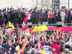 Nicolás Maduro habla a los chavistas después que Diosdado Cabello (a su izquierda) fuera reelecto presidente de la Asamblea Nacional. AFP /