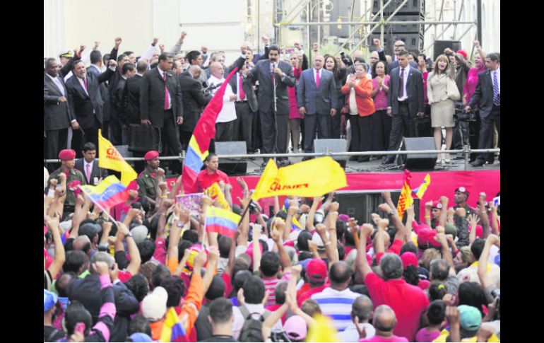 Nicolás Maduro habla a los chavistas después que Diosdado Cabello (a su izquierda) fuera reelecto presidente de la Asamblea Nacional. AFP /