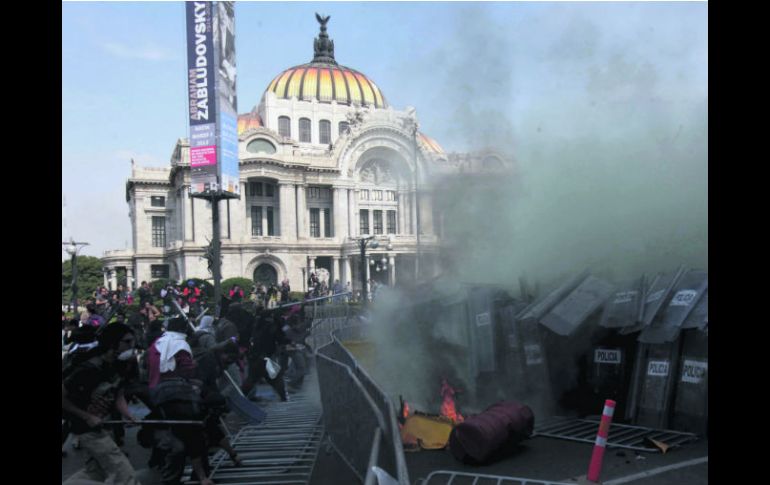 Violencia. Los enfrentamientos entre policías y manifestantes se registraron en el centro de la Ciudad de México. SUN /