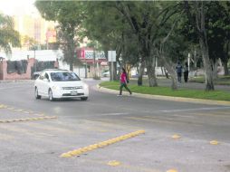 Una joven cruza la calle en la Glorieta Chapalita, punto considerado por transeúntes y vecinos como complicado. EL INFORMADOR /