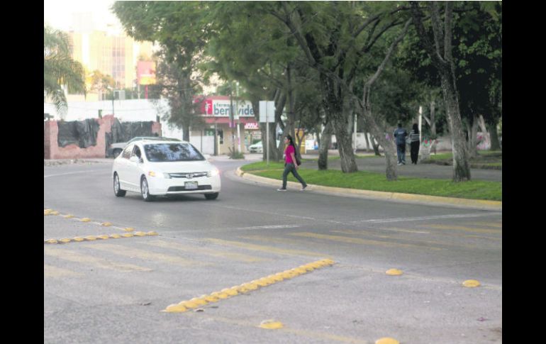 Una joven cruza la calle en la Glorieta Chapalita, punto considerado por transeúntes y vecinos como complicado. EL INFORMADOR /