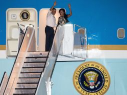 Obama (i) y su mujer Michelle despegaron de la base Pearl Harbor-Hickam. EFE /