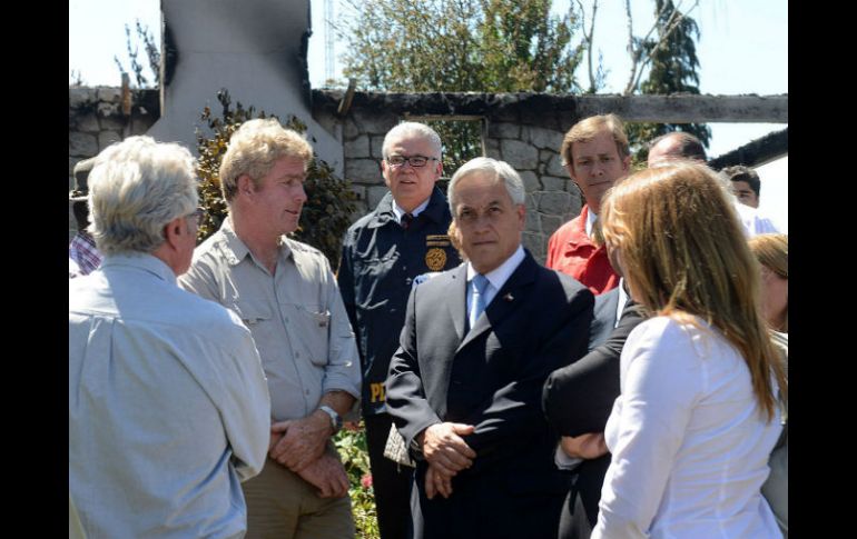 Sebastián Piñera (c) a su llegada al lugar del atentado en Temuco, el pasado 4 de enero. EFE /