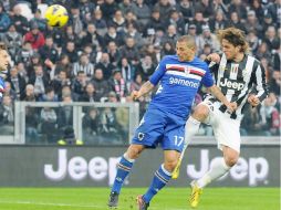 Alessandro Matri (d) cabecea la pelota durante el partido contra Sampdoria. EFE /