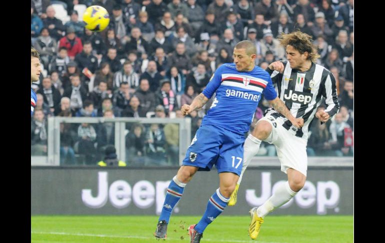 Alessandro Matri (d) cabecea la pelota durante el partido contra Sampdoria. EFE /