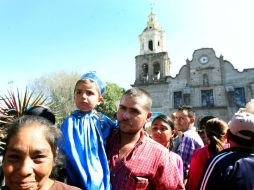 Las angostas vialidades del poblado registran una gran cantidad de personas que se aglomeran en varios sitios en varios sitios. EL INFORMADOR /