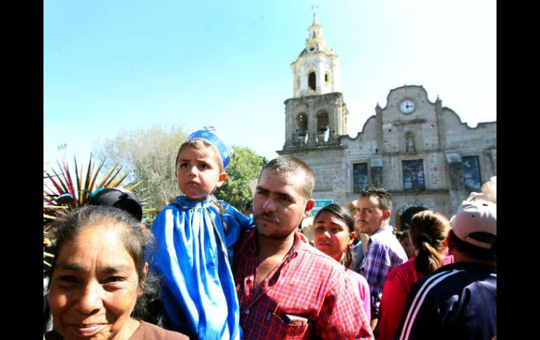 Las angostas vialidades del poblado registran una gran cantidad de personas que se aglomeran en varios sitios en varios sitios. EL INFORMADOR /