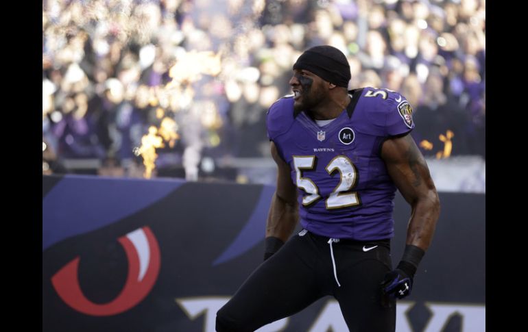 Ray Lewis tuvo una destacada actuación en su último partido en casa con los Cuervos. AP /