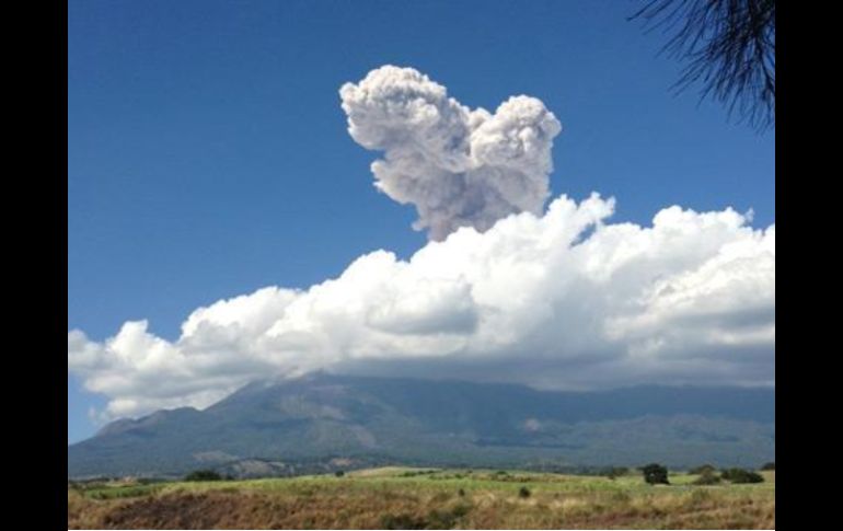 La explosión causó sorpresa entre los habitantes de Tonila y San Marcos, del estado de Jalisco. Foto tomada de Twitter @gobiernocolima  /