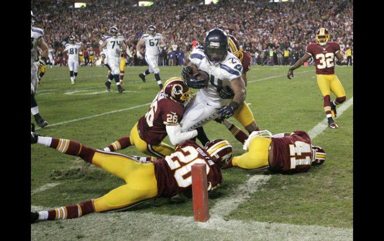 Momento en el que Marshawn Lynch anota para darle la ventaja definitiva a Seattle en el partido. REUTERS /