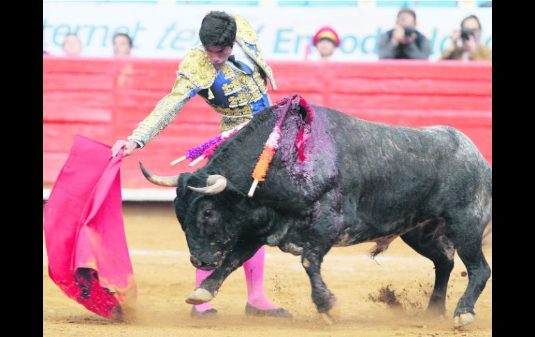 Fermín Rivera fue la figura de la tarde al cortar dos orejas a ''Gavioto'', de 505 kilogramos. EFE /