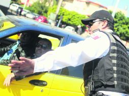 Elementos de Vialidad recordaron a los taxistas las sanciones a las que podrían hacerse acreedores en caso de prácticas deshonestas. EL INFORMADOR /