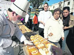 Alcanza para 22 mil personas. En Plaza Guadalajara, poco antes de las 10 horas, se procedió a partir la tradicional rosca de Reyes. EL INFORMADOR /