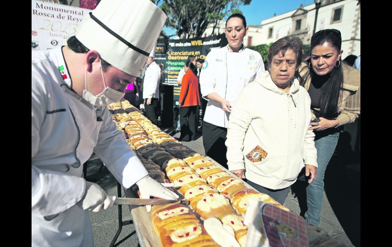 Alcanza para 22 mil personas. En Plaza Guadalajara, poco antes de las 10 horas, se procedió a partir la tradicional rosca de Reyes. EL INFORMADOR /